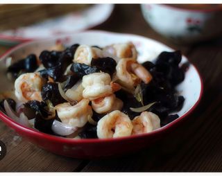 Wok De Langostinos Con Setas Rizadas