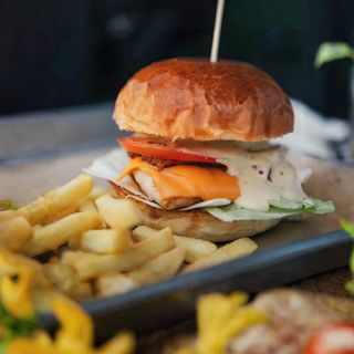 Бургер з курячим філе та картоплею фрі  (330г)