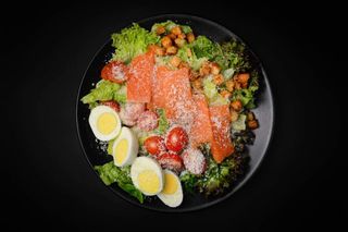 Великий салат "Цезар" з слабосоленим лососем (310г)