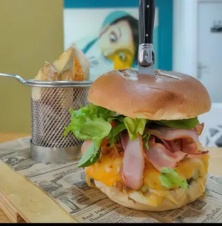 Burger De Pollo Crujiente Con Queso Y Bacon