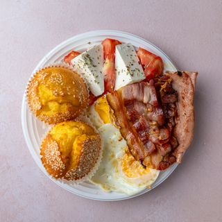 Obrok doručak sa slaninom i šunkom uz dodatak slatkiša ili pića