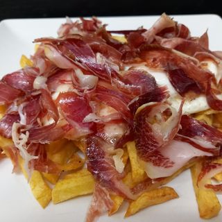 Huevos rotos con paleta de bellota