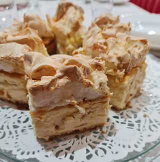 Sernik z pianką i brzoskwiniami porcja