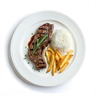 Plato De Cordero Con Patatas Y Arroz