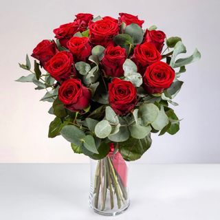 Bukiet z 11 czerwonych róż z eucaliptusem