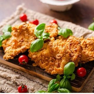 Bečka šnicla u kornflexu sa pomfritom