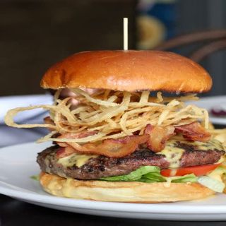 Big burguer con doble de bacon y salsa cheddar