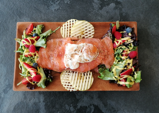 Bruchetta de Salmão com Ovo Escalfado