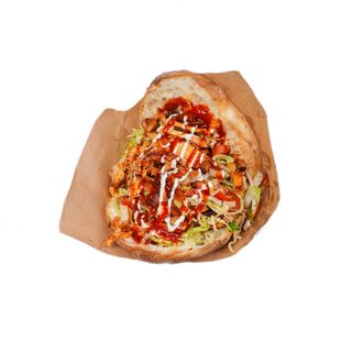 Kebab w bułce z mięsem z kurczaka