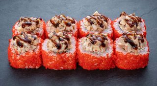 Рол зі спайсі вугрем в масаго