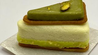 ჩიზქეიქი ფისტას ზედსართით