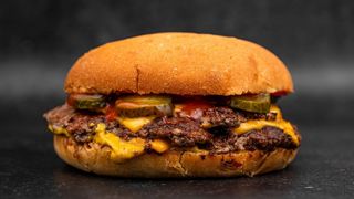 Cheeseburger Double + pomfrit