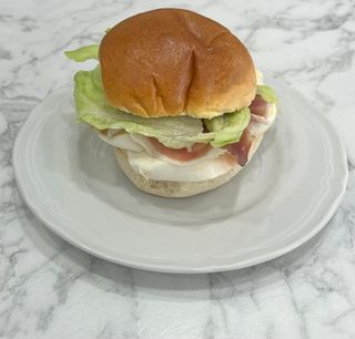 Panino crudo di parma, mozzarella e insalata e salsa di fichi