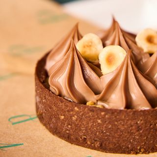 Crostatina al caramello salato, cioccolato e nocciole
