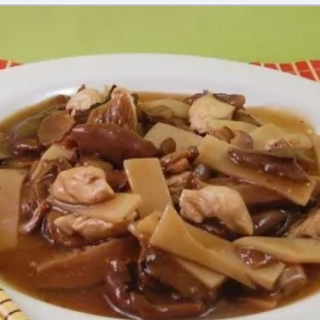 Pollo con fungi bambu