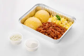 Mămăligă cu scrob, brânză, smântână și ragu bolognese
