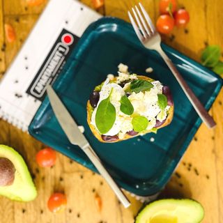  Toast cu ouă poşate şi guacamole 