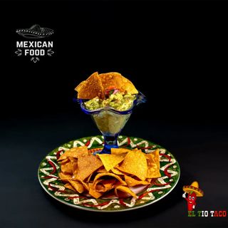 Guacamole y totopos de maíz