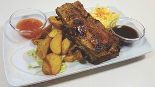 Coaste barbeque, cartofi, salata coleslaw