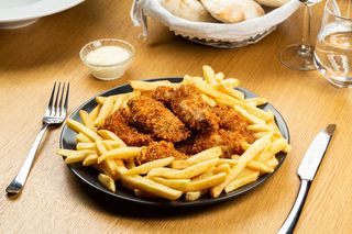 Crispy de pui cu cartofi prajiti si sos de usturoi