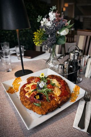 SCHNITZEL CU MOZZARELLA SI ROSII CHERRY SI CARTOFI PRAJITI