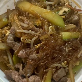 Ternera con Fideos Chinos