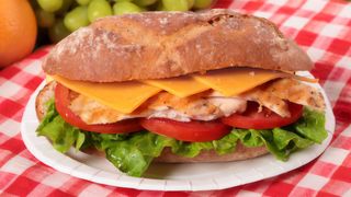 Bocadillo de pollo con huevo y queso