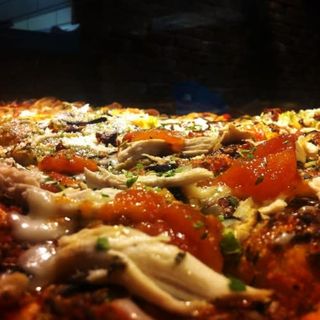 Pizza de pollo con champiñones