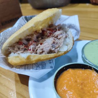 Arepa De Salpicón De Atún