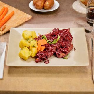 Piept de curcan in sampanie cu sos de visine cu cartofi natur