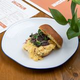 ტოსტი ისპანახით და სქრამბლით