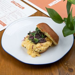 ტოსტი ისპანახით და სქრამბლით