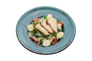 Салат з куркою та соусом з жовтків та вудженої риби