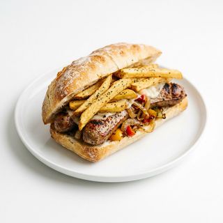 Panino con salsiccia e patatine
