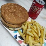 Hamburguesa de pollo + Coca-Cola + patatas fritas