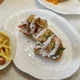 Большая брускетта с индейкой и белым грибом