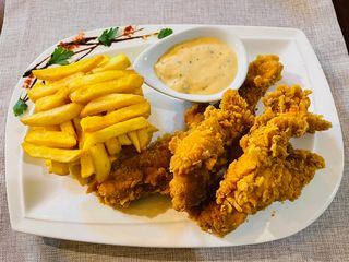 Crispy de pui cu cartofi prăjiți 