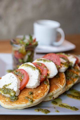 Mozzarella, pomidor, pesto bayzliowe