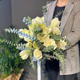 Buchet cu trandafiri albi și eucalypt