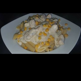 Penne cu piept de pui, sos alb si malai