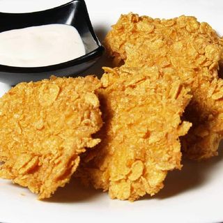 Пилешки флейки с корнфлейкс и чеснов сос (350г)