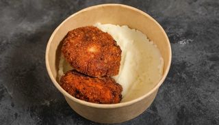 დაფქული ქათმის კოტლეტი კარტოფილის პიურეთი