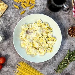 Tortellini con panna e prosciutto