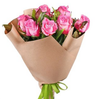 Bukiet 7 różowych róż z przybraniem 