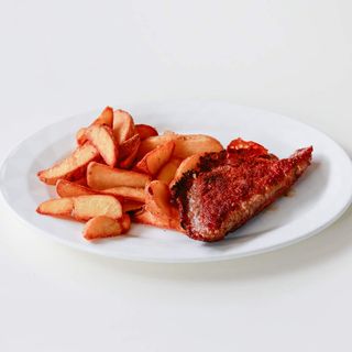 Juneća pljeskavica sa sirom uz prilog