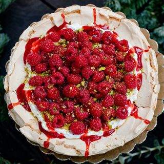 Suspiro Simples, Natas, Framboesas, Coulis de Morango e Pistácio Moído
