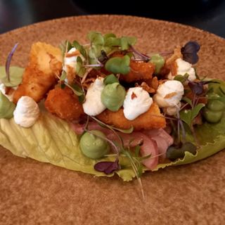 Saam de langostino panko, aguacate, encurtidos y salsa Nikko