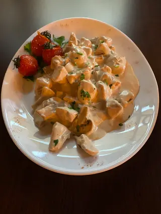 Pui cu ciuperci si sos alb 350g