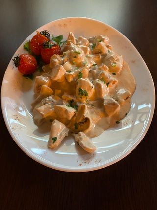 Pui cu ciuperci si sos alb 350g