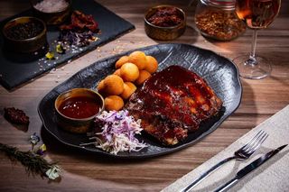 Coaste de porc glasate cu sos Bbq, cartofi casei